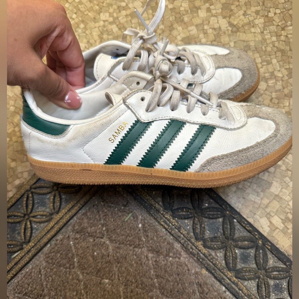 Adidas Samba OG shoes in the Cloud White/Collegiate Green/Gum size 2.5Y